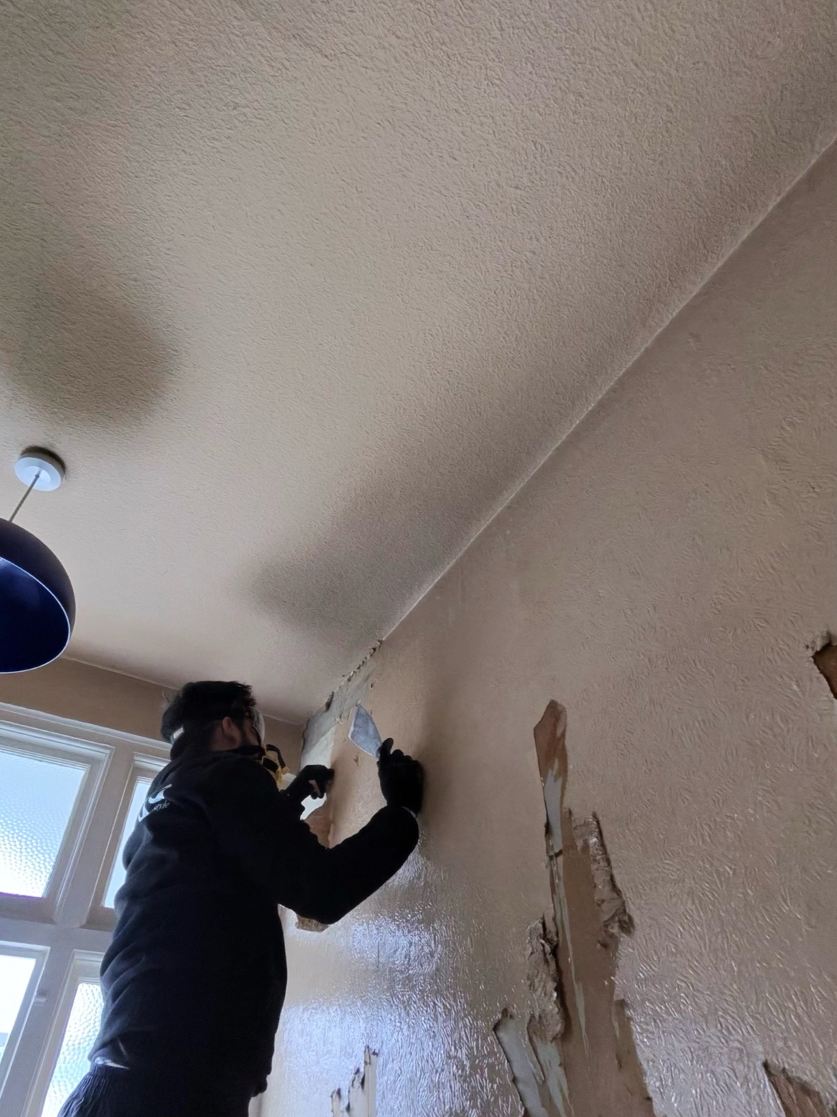 Plaster strip – wall tile removal revealing bare substrate