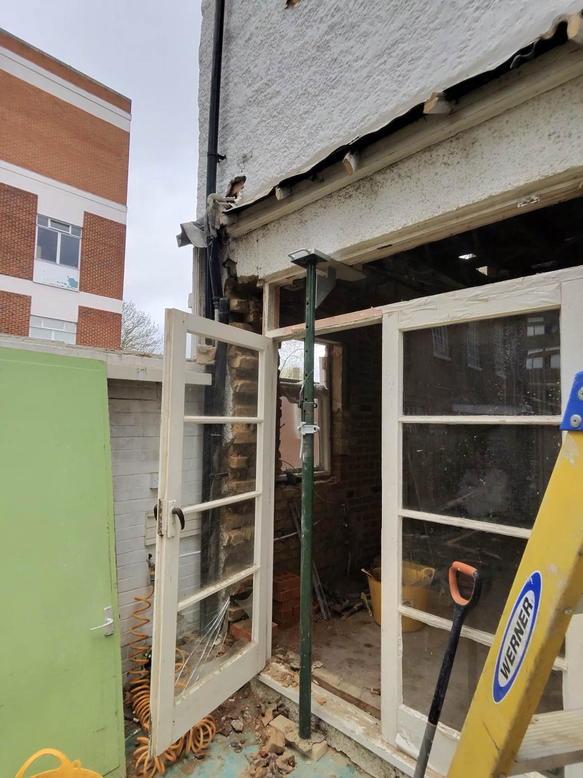 Load bearing corner repair – hairline cracks sealed